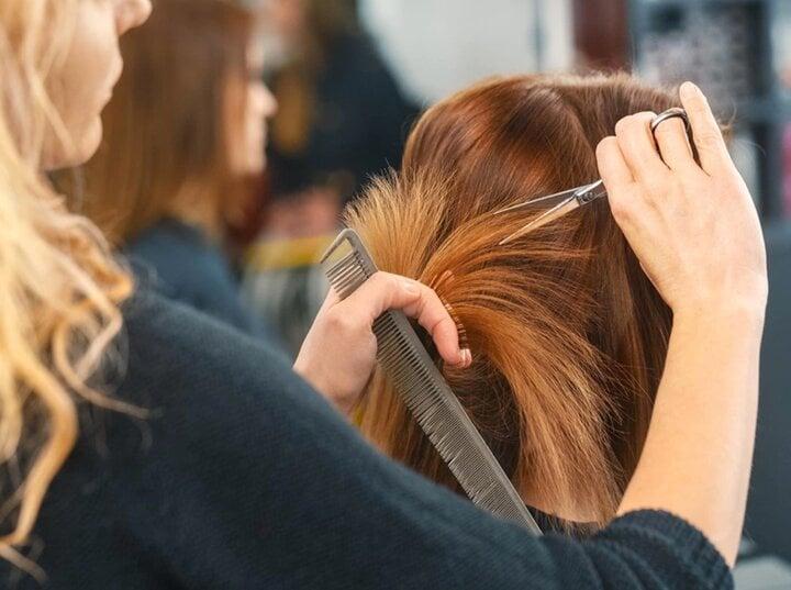 Cắt tóc định kỳ bao lâu một lần dựa vào nhiều yếu tố của tóc.
