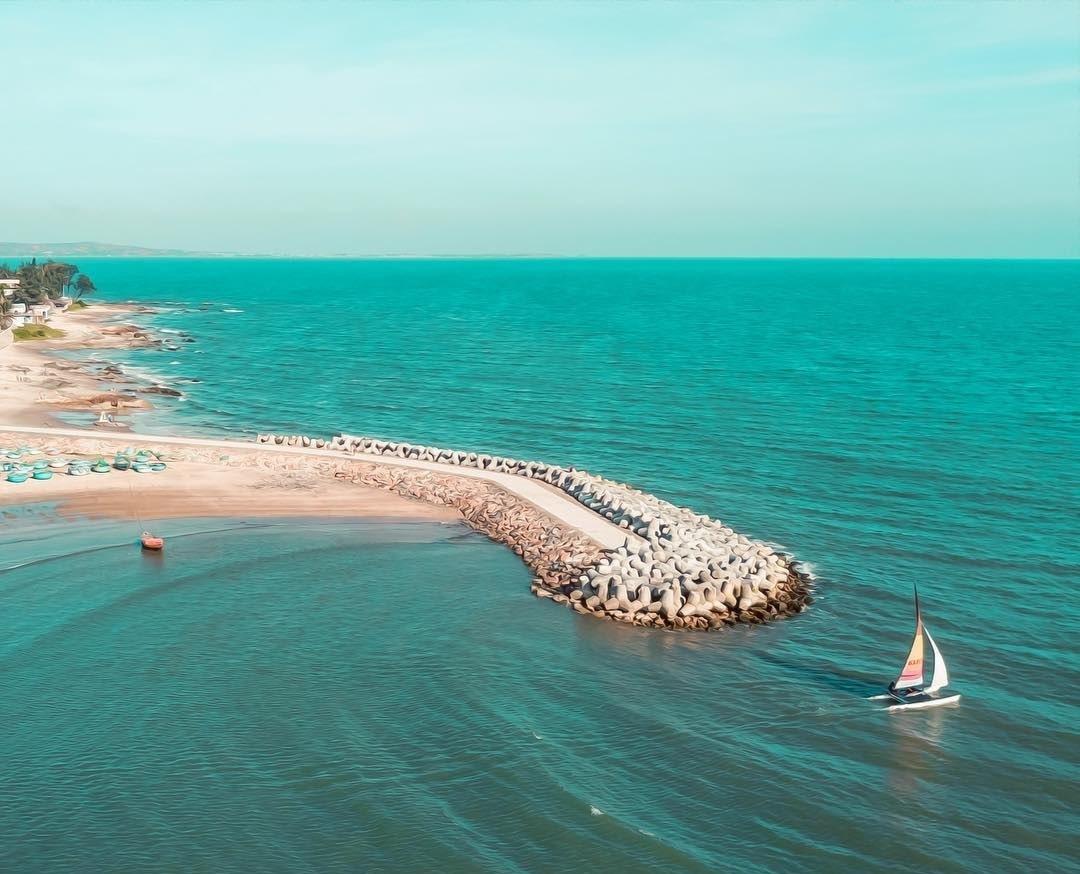 Thành phố Phan Thiết từ lâu đã được biết đến với danh xưng thiên đường biển miền nhiệt đới làm say đắm biết bao trái tim mê dịch chuyển. Ngoài ra thành phố xinh đẹp này còn sở hữu bãi biển quyến rũ mang ý nghĩa vô cùng đặc biệt, đó là Bãi đá Ông Địa. Hãy cùng Sakos tìm hiểu những địa điểm hấp dẫn sau đây nhé!