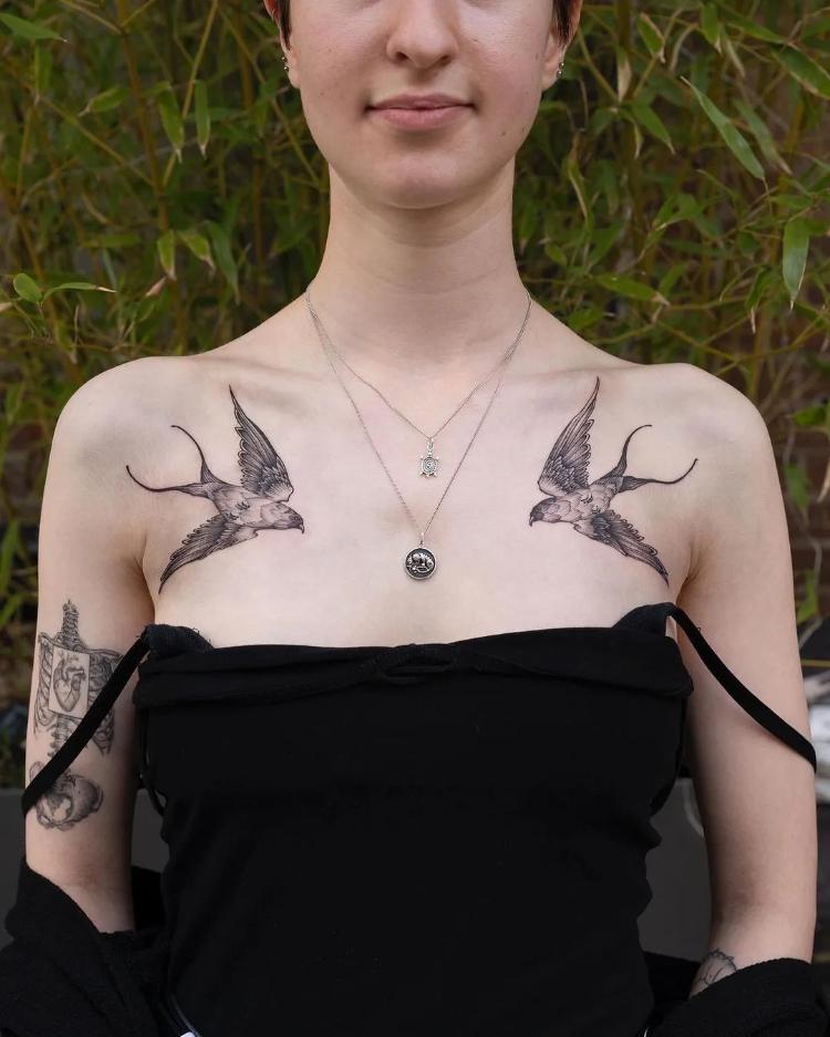 Tattoo ở trước ngực làm bật lên vẻ quyển rũ