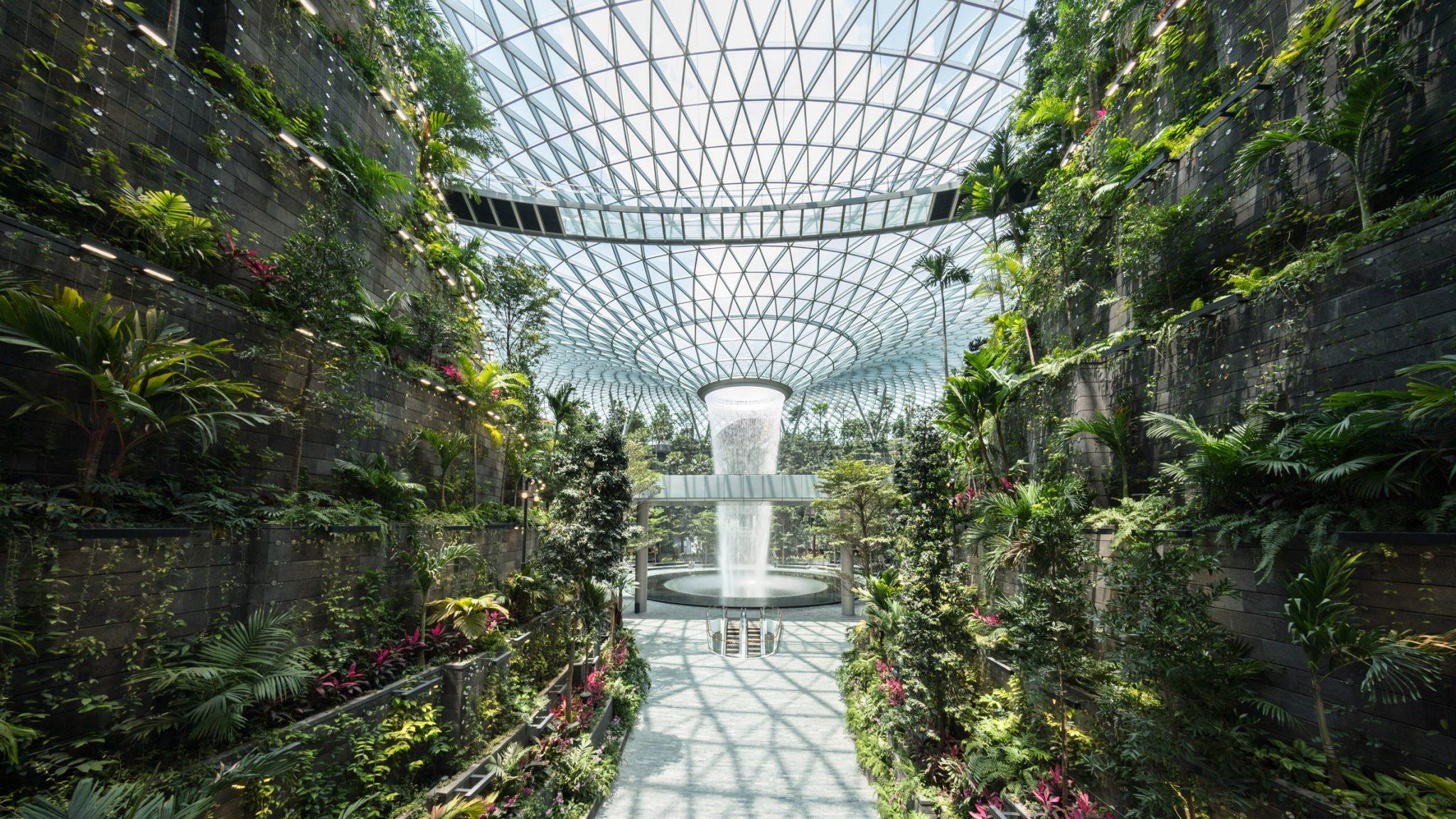 The world’s tallest indoor waterfall at Jewel Changi Airport Singapore / Thác nước trong nhà cao nhất thế giới tại Sân bay Jewel Changi Airport Singapore