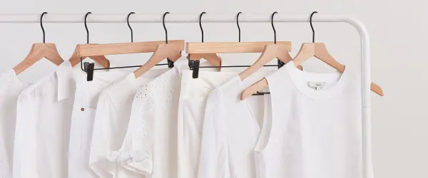 Sử dụng nước tẩy cho quần áo màu và trắng có gì khác biệt?