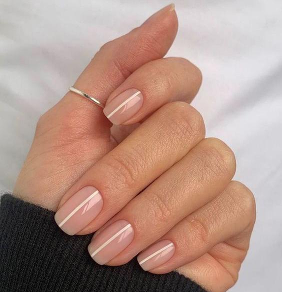 Nail màu nude toát lên vẻ đẹp tự nhiên, nhẹ nhàng