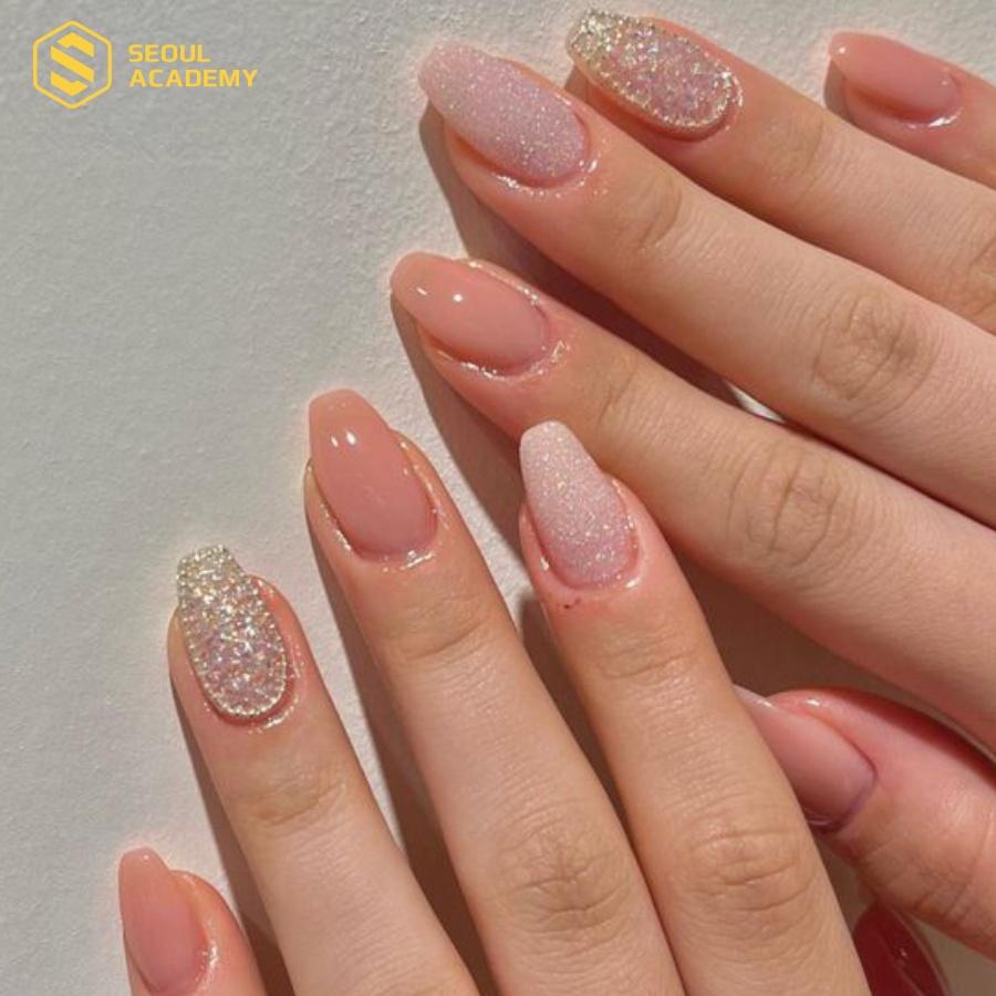 Màu nail hồng nhạt rất được yêu thích