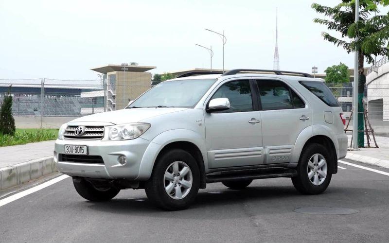 Thiết kế xe mang đậm chất SUV với phần thân đồ sộ và gầm khá cao