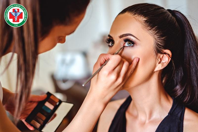 Học make up mất bao nhiêu tiền? Khoảng 800.000 - 80.000.000 VNĐ